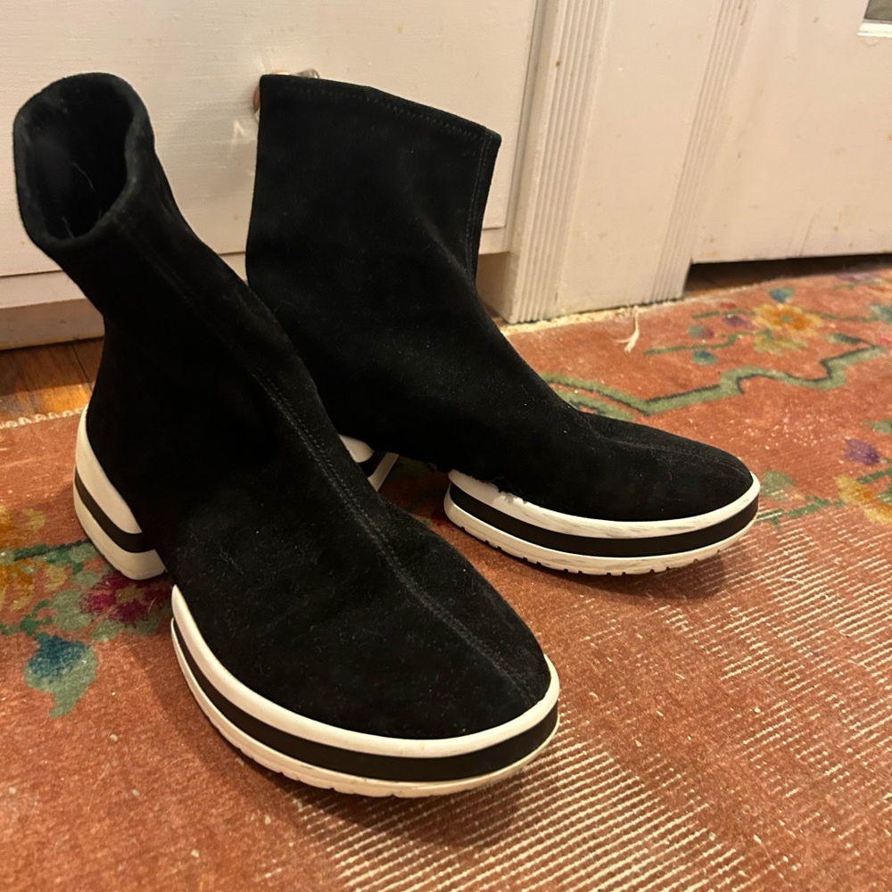 Stuart Weitzman Women’s 612 Black Suede Bootie size 8